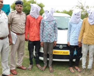 टैक्सी में बिठा कर लूट पाट करने वाले गिरोह का पर्दा फाश