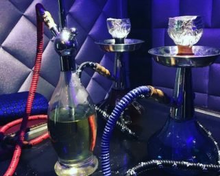 कालकाजी नई दिल्ली में कैफे और रेस्तरों बार की आड़ में चल रहे अवैध हुक्का बार  ।